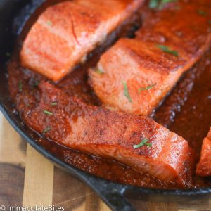 Salmon in spicy tomato sauce