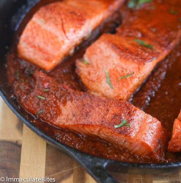 Salmon in spicy tomato sauce