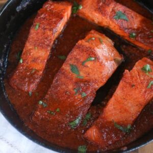 Salmon in spicy tomato sauce
