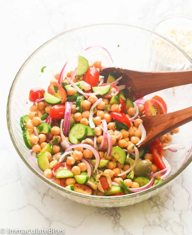 A delicious and healthy Mediterranean chickpea salad to start the New Year