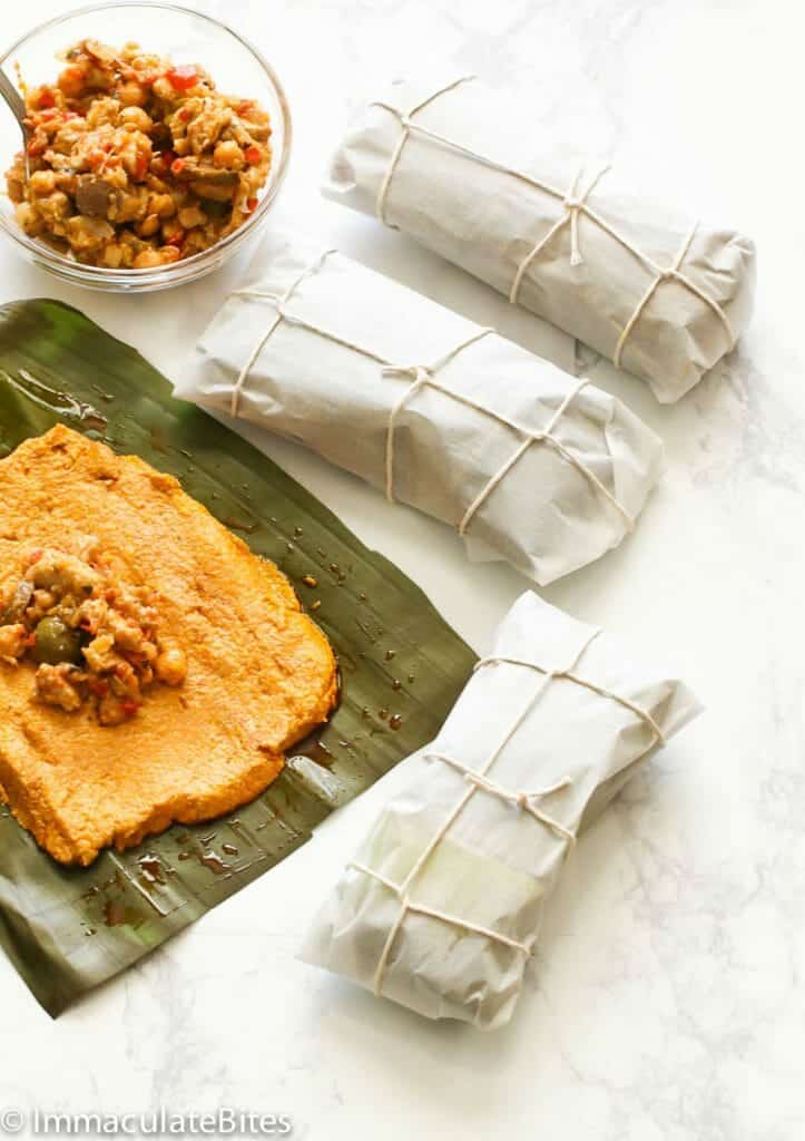 Wrapping a pastel with a piece of banana leaf