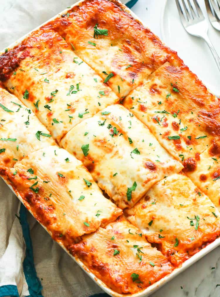 Easy lasagna recipe with Three Forks in the Backrgound