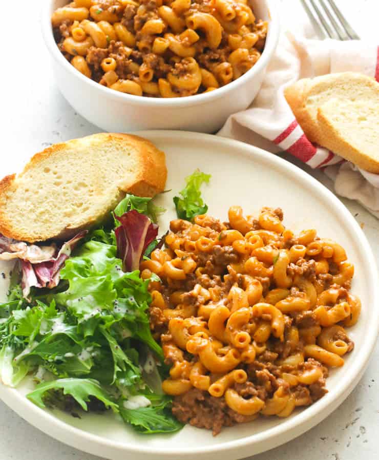 Cheeseburger macaroni with bread and salad