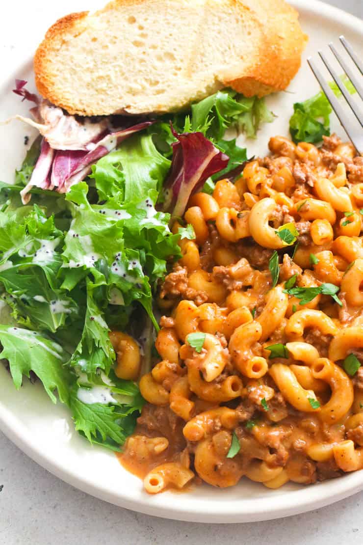 Cheeseburger macaroni with bread and salad