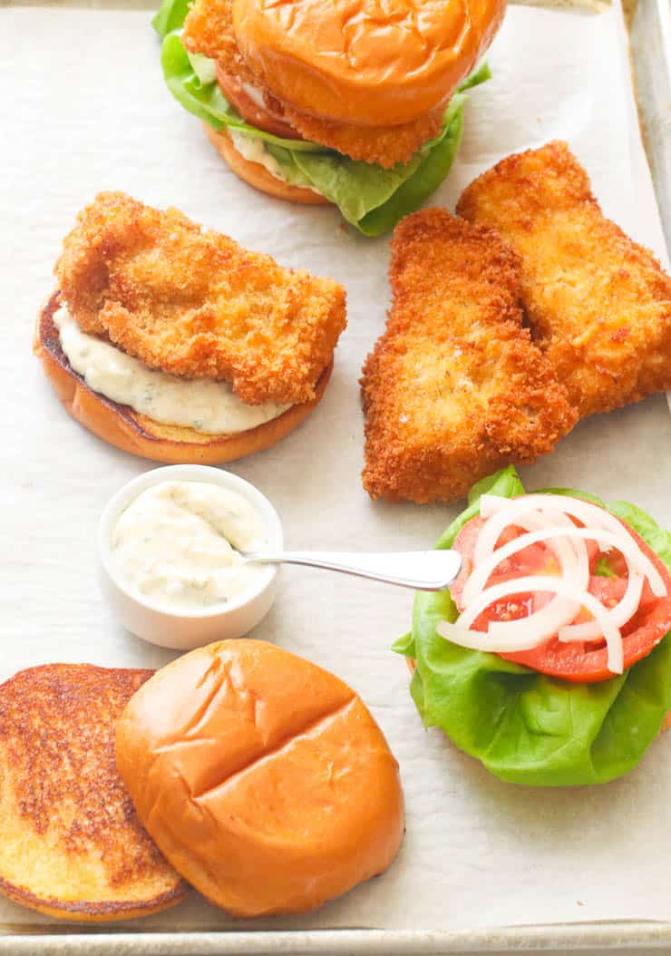 Assemblage d'un sandwich au poisson