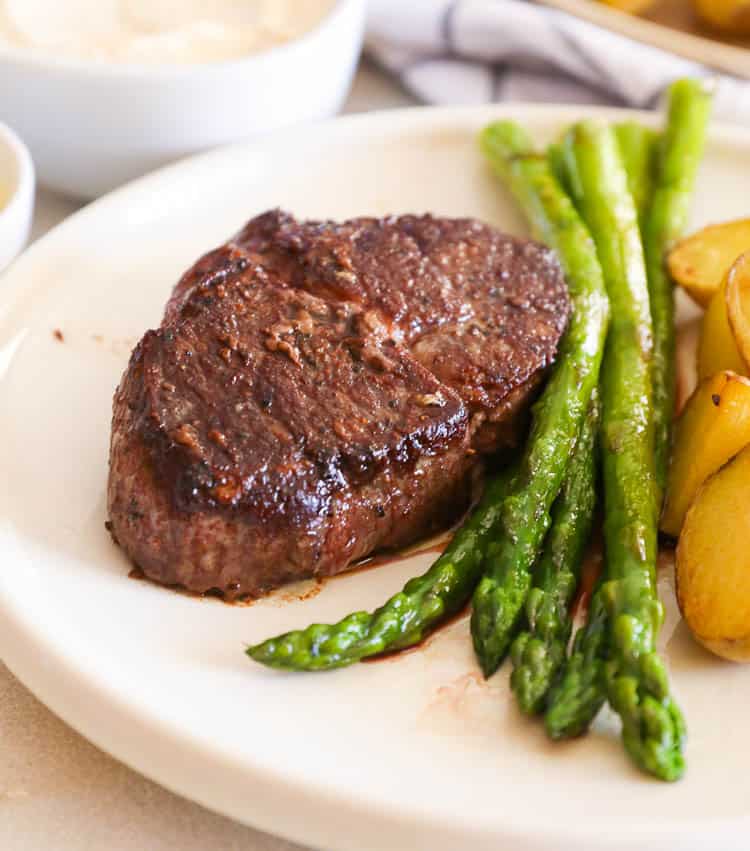 Perfectly Seared Filet Mignon with Asparagus and Potatoes