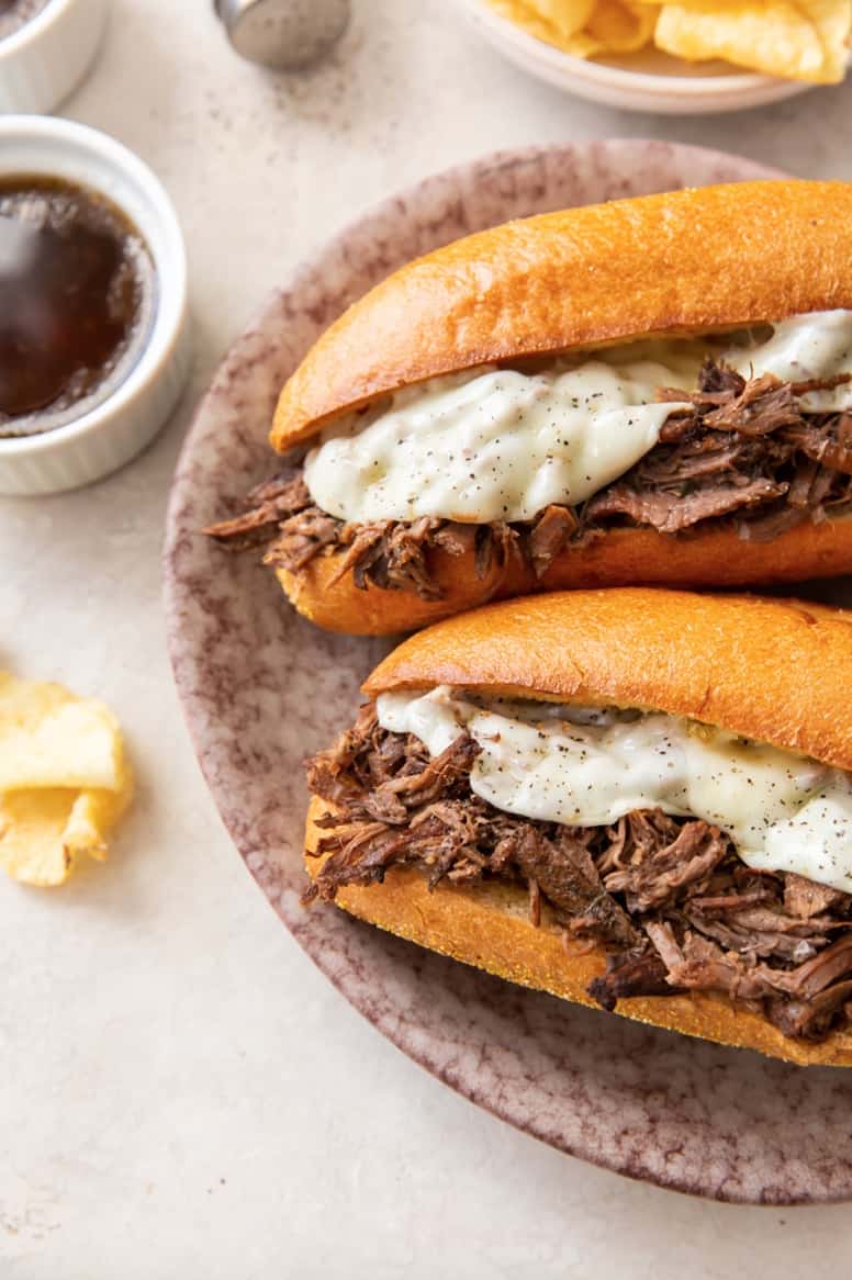 French Dip Sandwich avec plus de trempette sur le côté