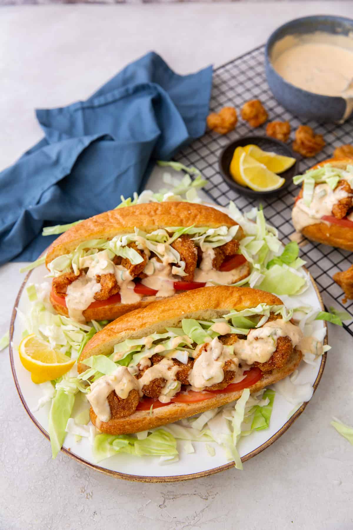 Sandwich Po Boy aux Crevettes avec Sauce