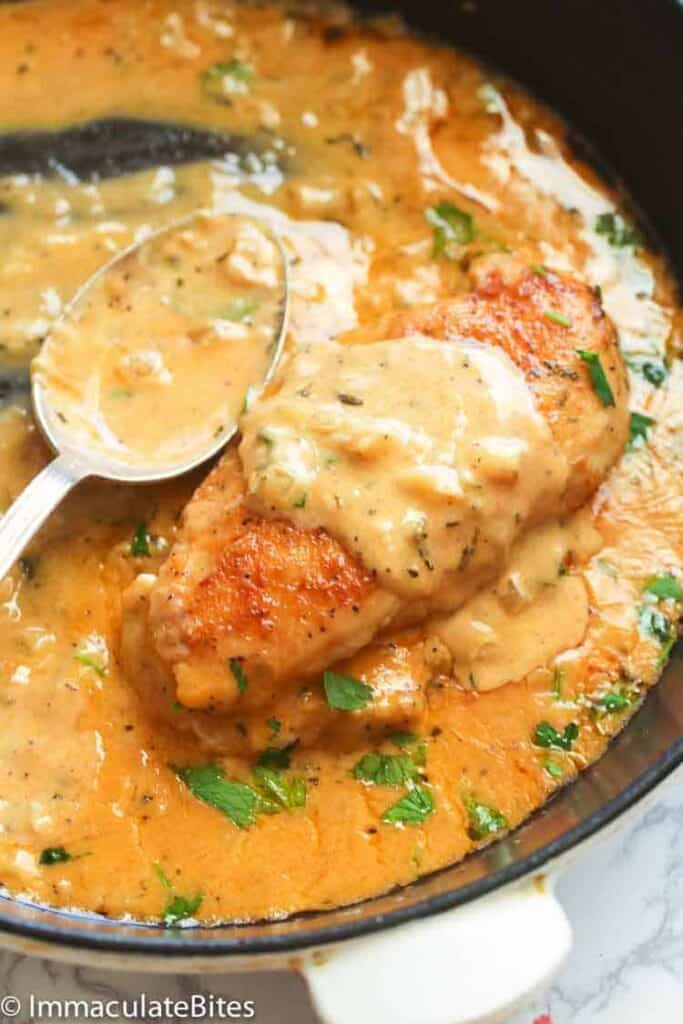 Florentine chicken in the skillet with sauce