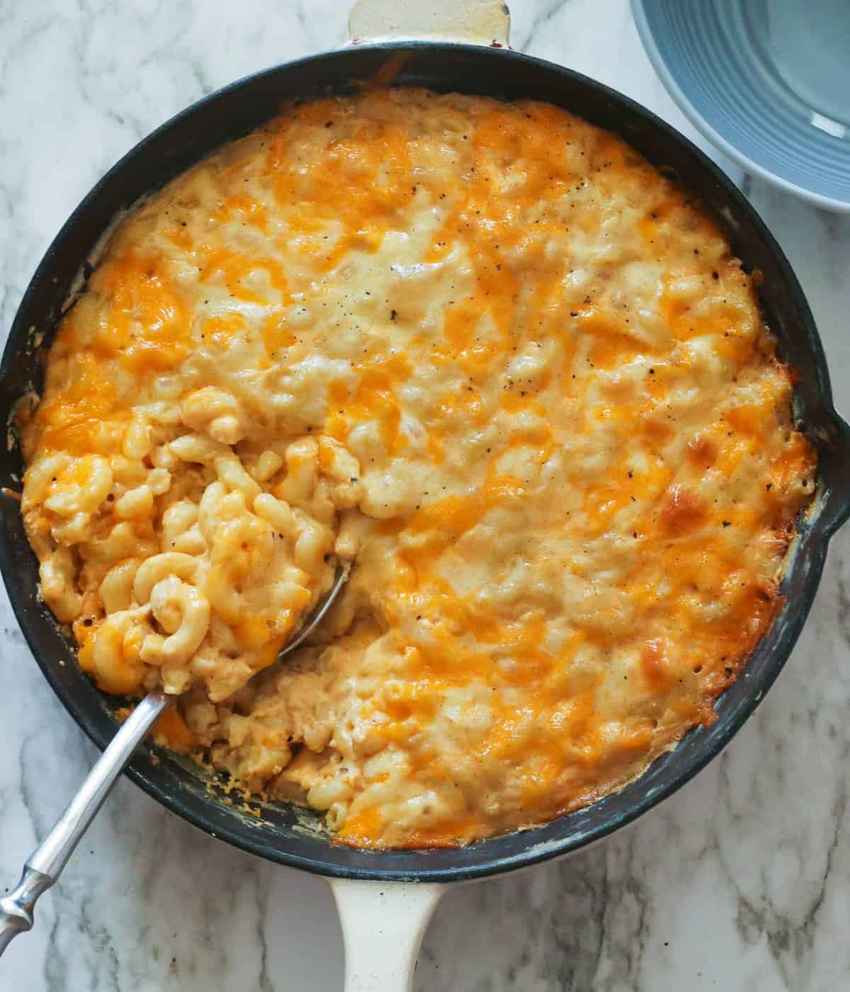 Serving Smoked Mac and Cheese from a cast-iron skillet