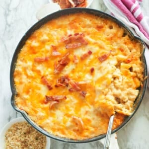 smoked mac and cheese topped with bacon