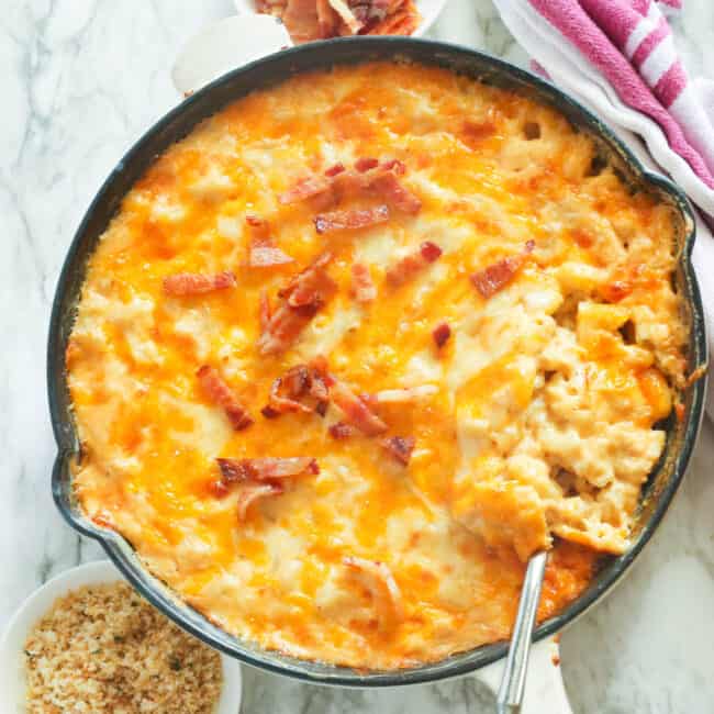 smoked mac and cheese topped with bacon