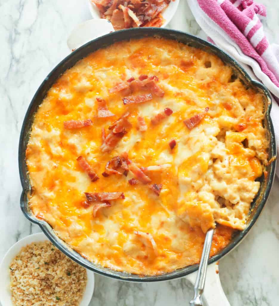 smoked mac and cheese topped with bacon