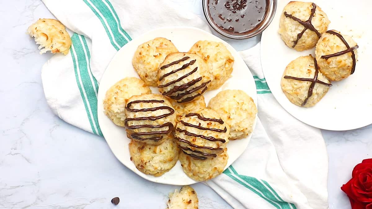 Fresh drizzled coconut macarons