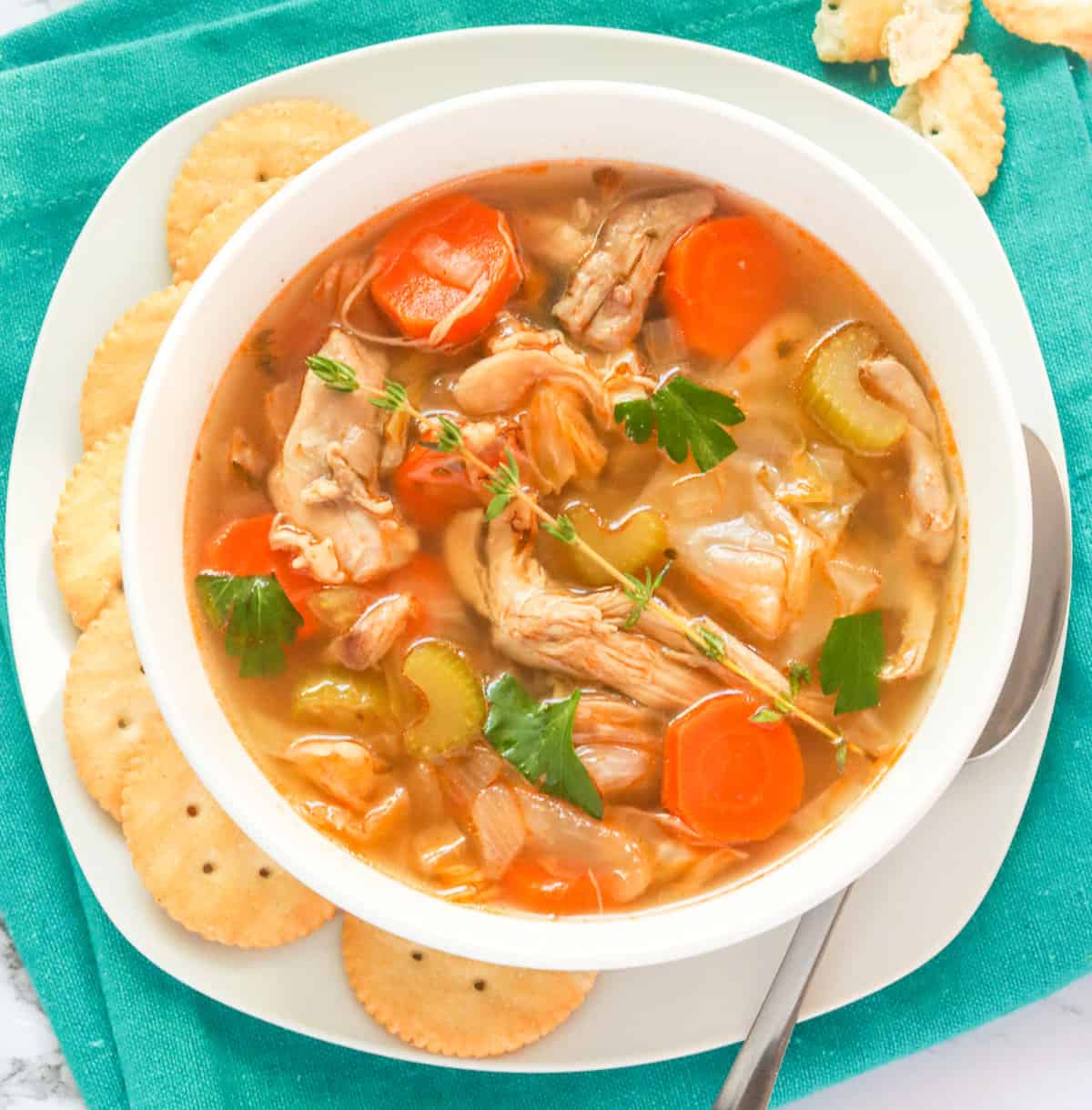 Soupe au poulet et au chou - Pourtant, une soupe satisfaisante devient la nourriture réconfortante de tout le monde