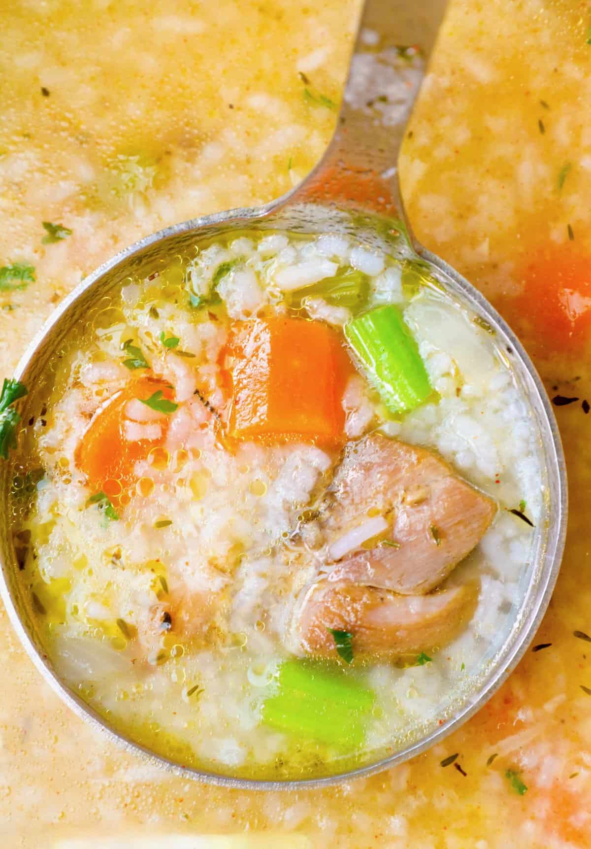 Une cuillerée de soupe au poulet et au riz qui satisfait l'âme