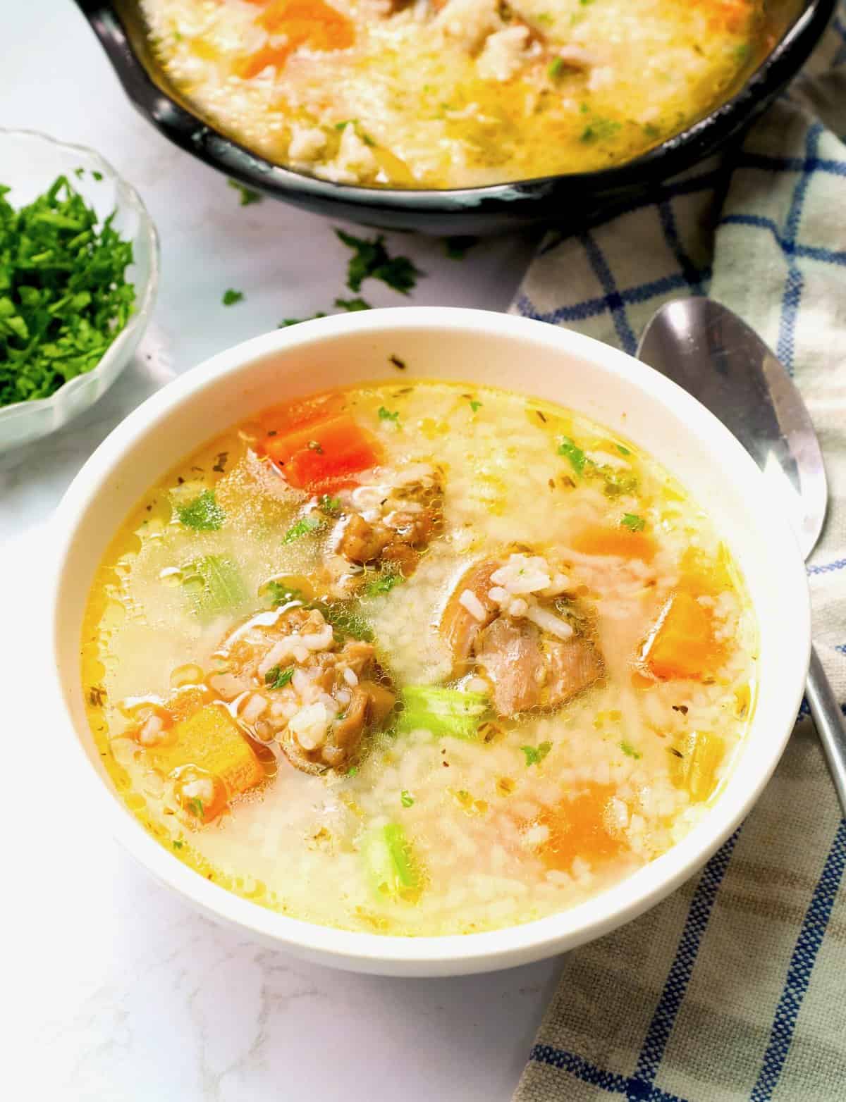 Déguster un bol réconfortant de soupe au poulet et au riz