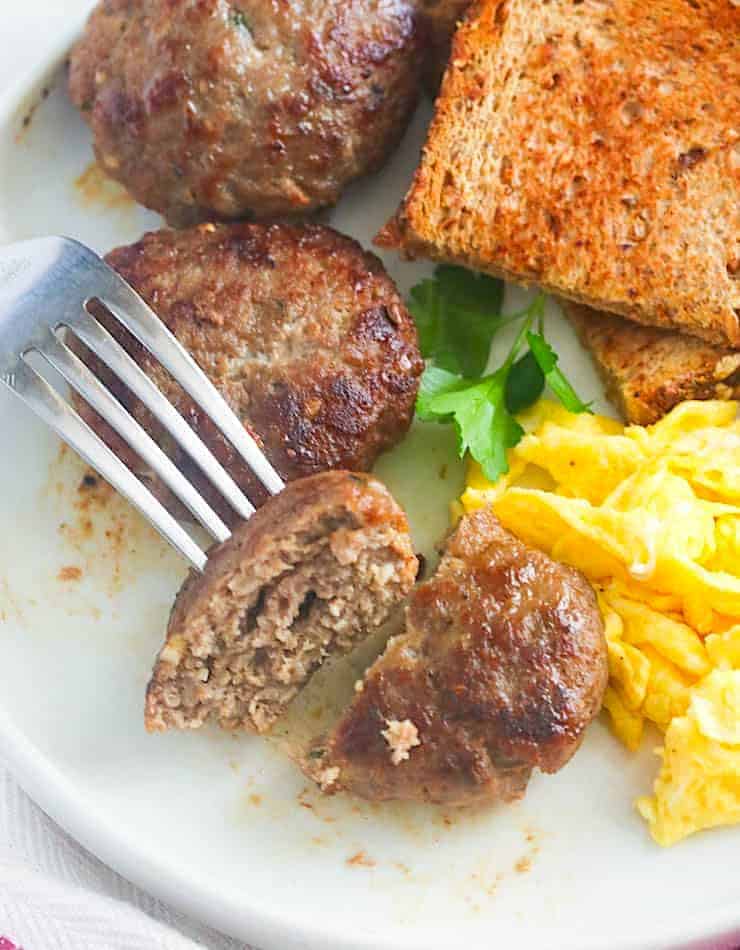 Pain grillé, œufs brouillés et saucisse de dinde pour un repas copieux