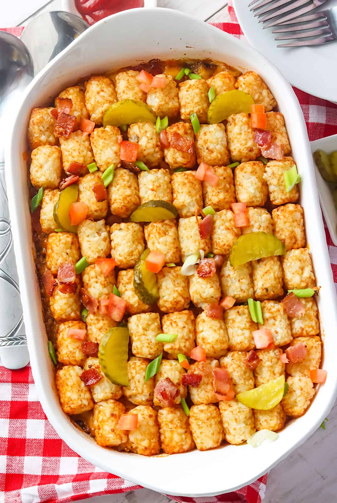 Cheeseburger tater tot casserole fraîchement sorti du four