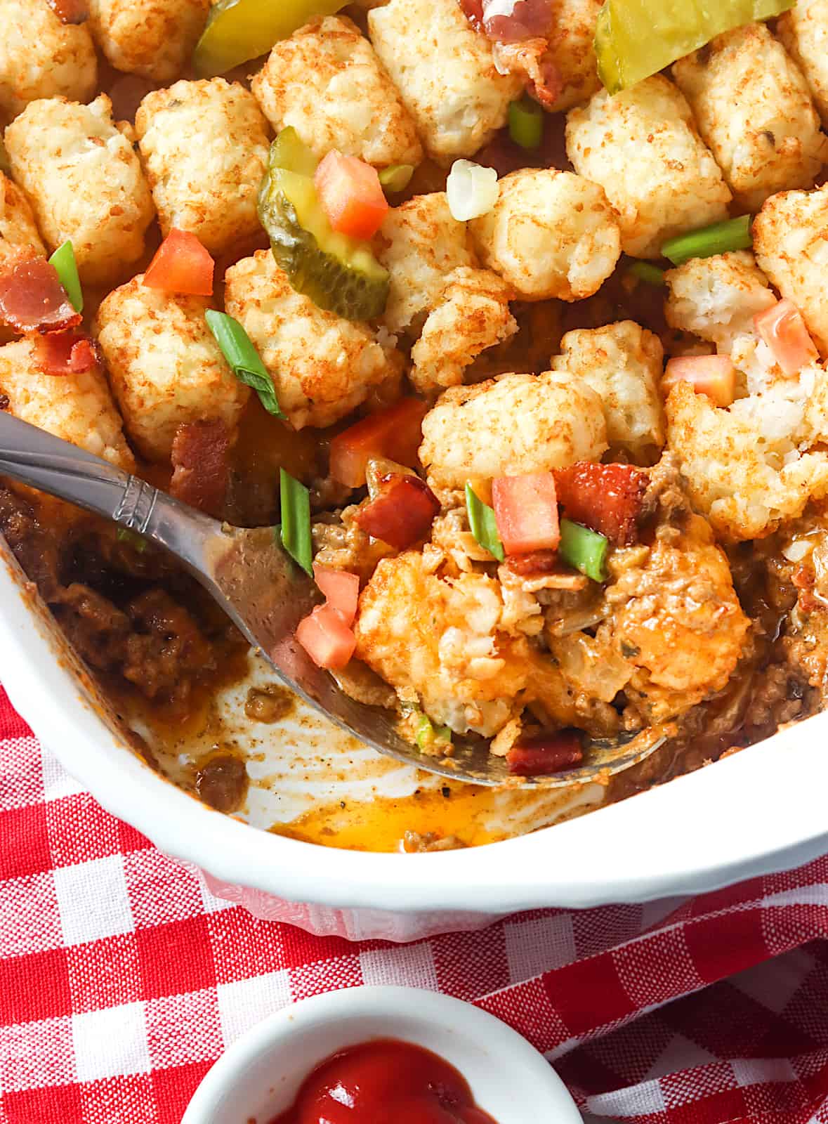 Servir une cocotte cheeseburger tater tot réconfortante