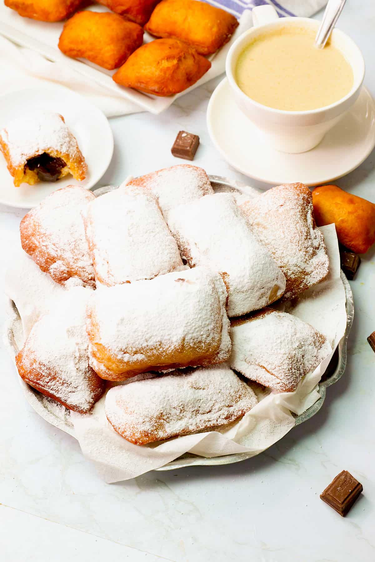 Des beignets au chocolat incroyablement délicieux accompagnés d'une tasse de café fumante