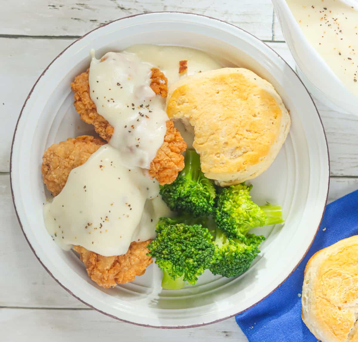 Sauce blanche sur steak de poulet, biscuits et brocoli