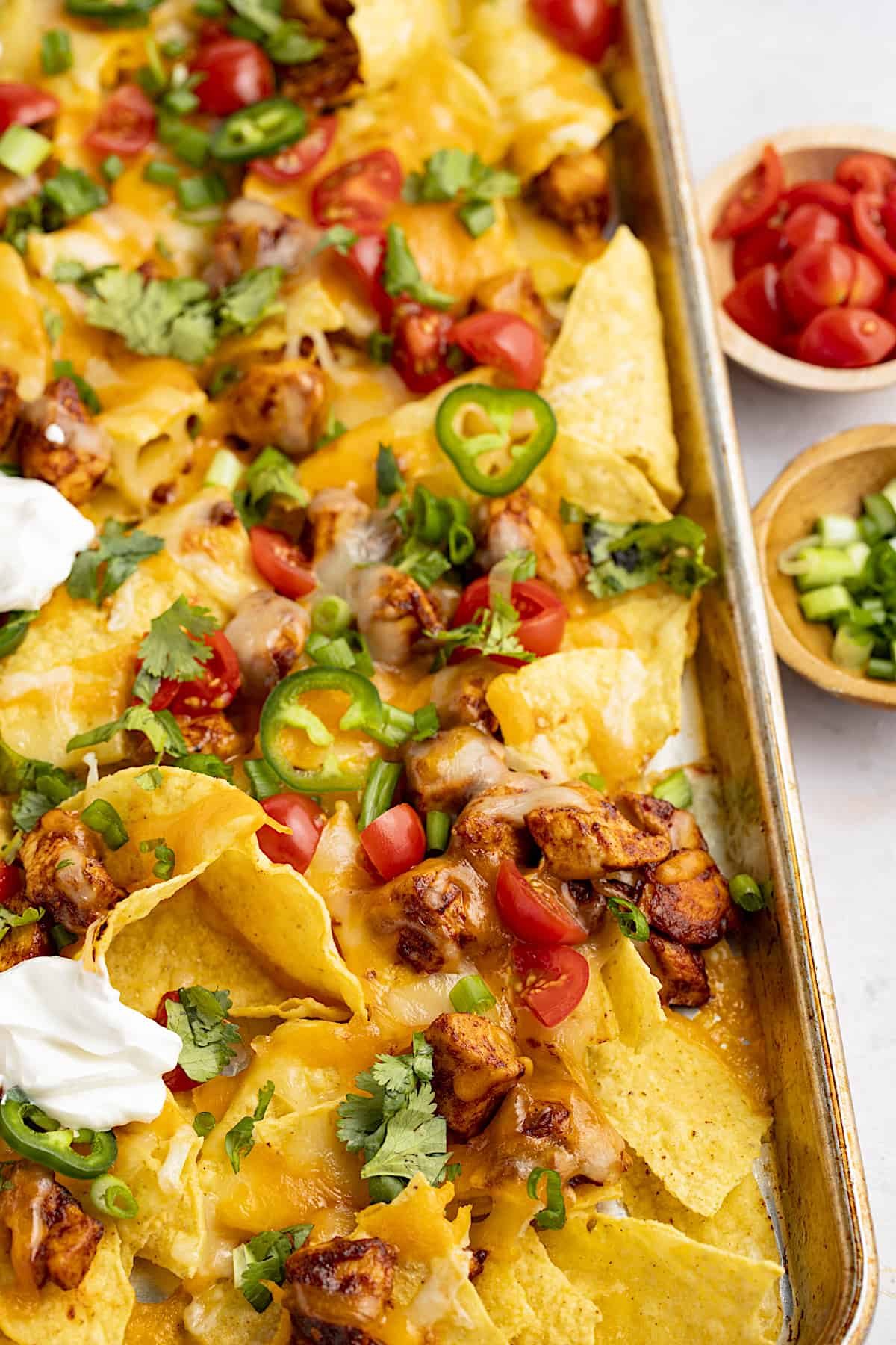 Servir des nachos au poulet incroyablement délicieux