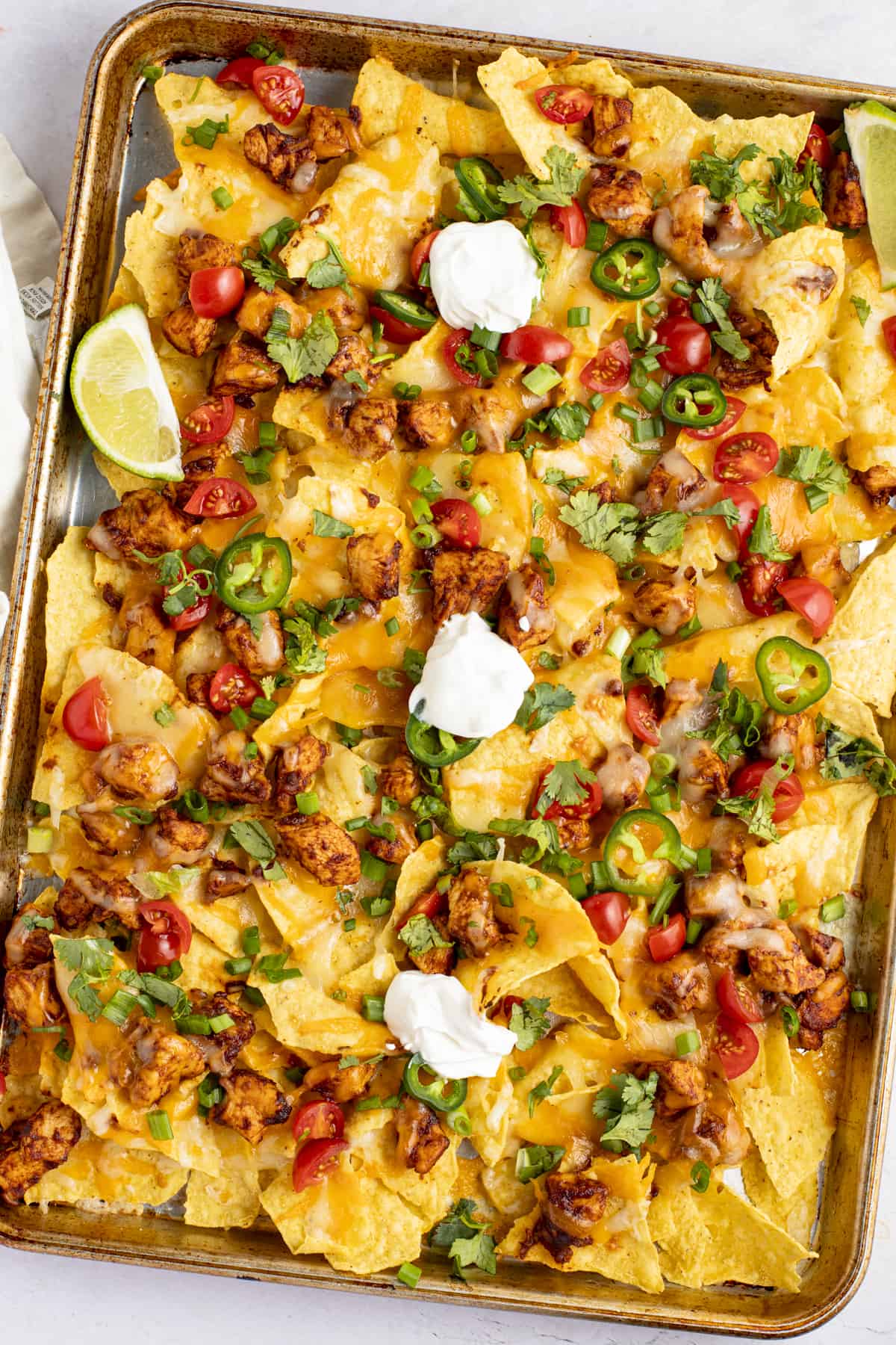 Aimez les nachos au poulet fraîchement sortis du four avec du fromage fondant