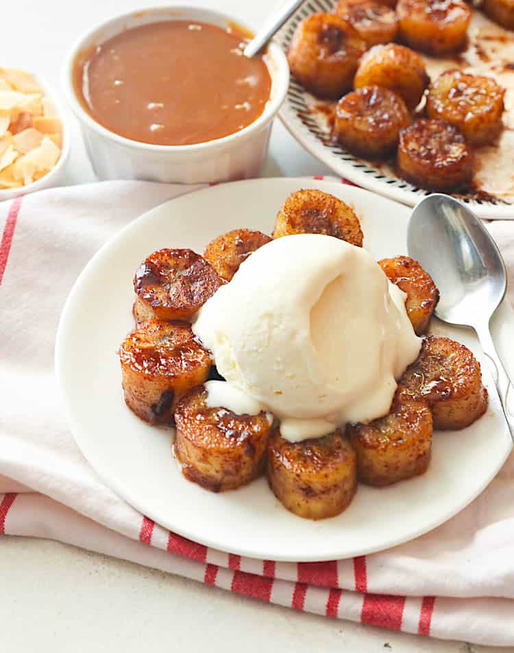 Bananes frites sucrées garnies de glace en attendant le caramel