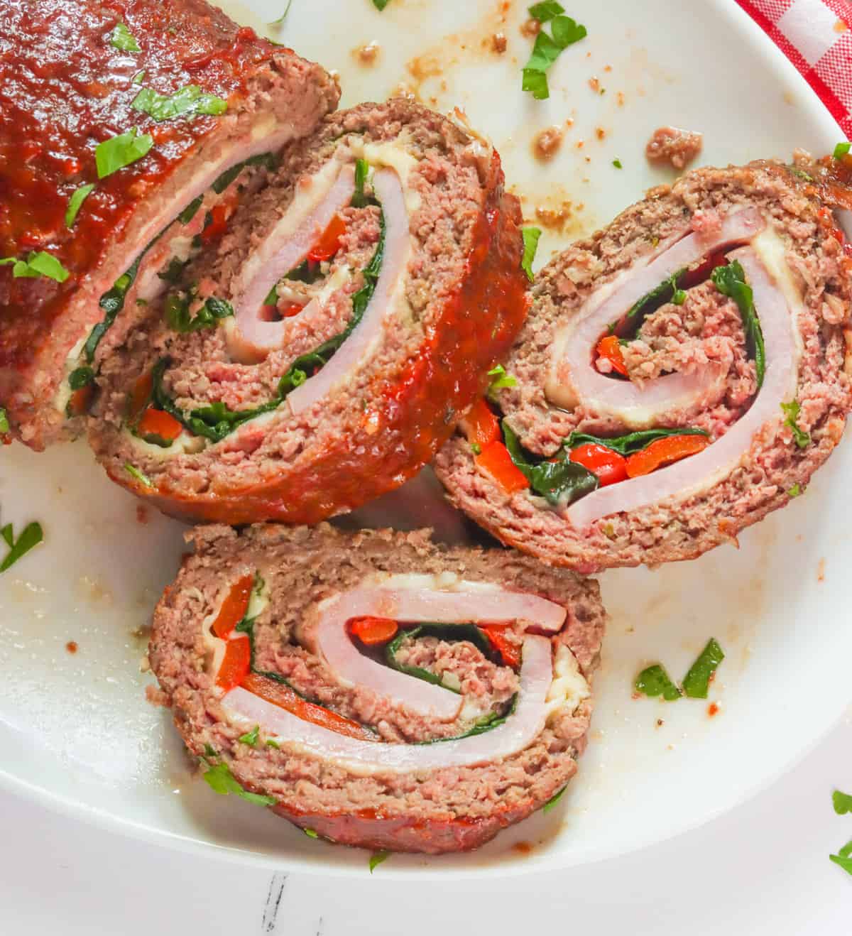 Pain de viande farci appétissant pour une famille heureuse