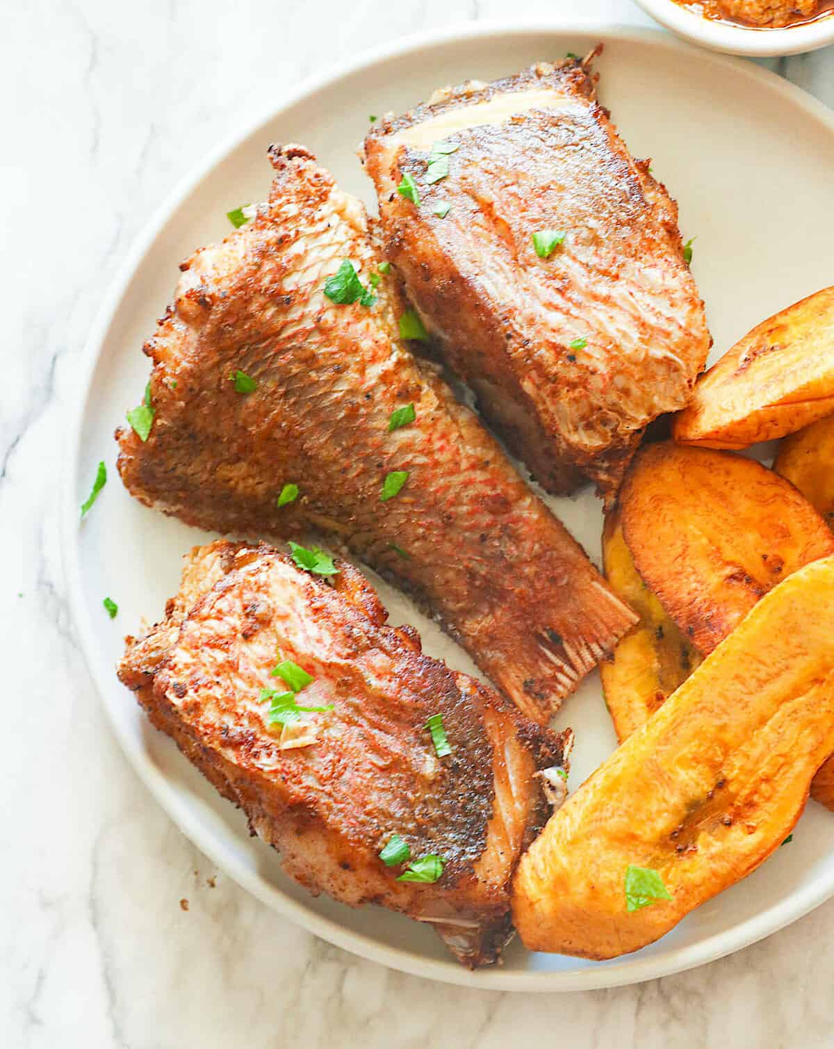 Vivaneau rouge fraîchement frit avec des plantains