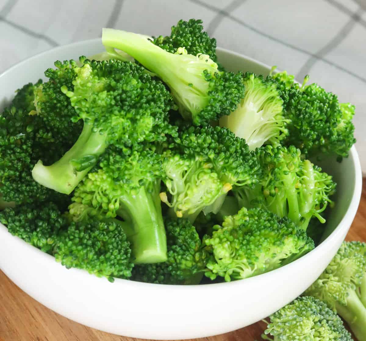 A delectable bowl of freshly blanched broccoli