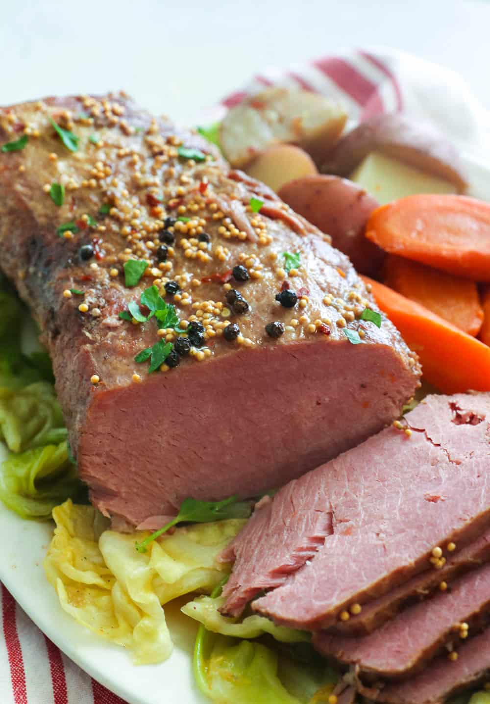 Instant Pot Corned Beef - poitrine de bœuf tendre et savoureuse servie avec des légumes copieux