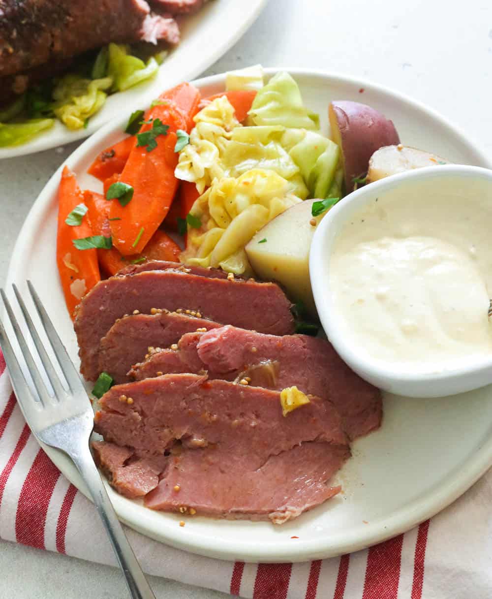 Un dîner appétissant avec du corned-beef Instant Pot, des pommes de terre, des carottes et du chou