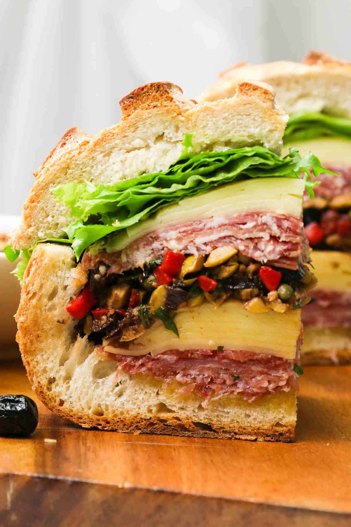Sandwich Muffaletta pour une cuisine réconfortante pure.