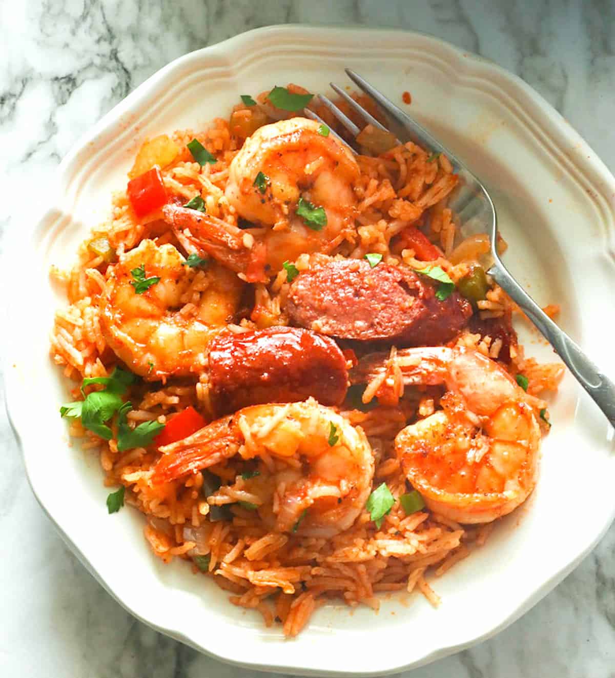 Savourez une portion appétissante de jambalaya aux crevettes