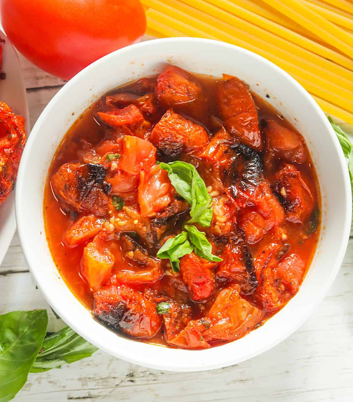 Un savoureux bol de tomates rôties au feu