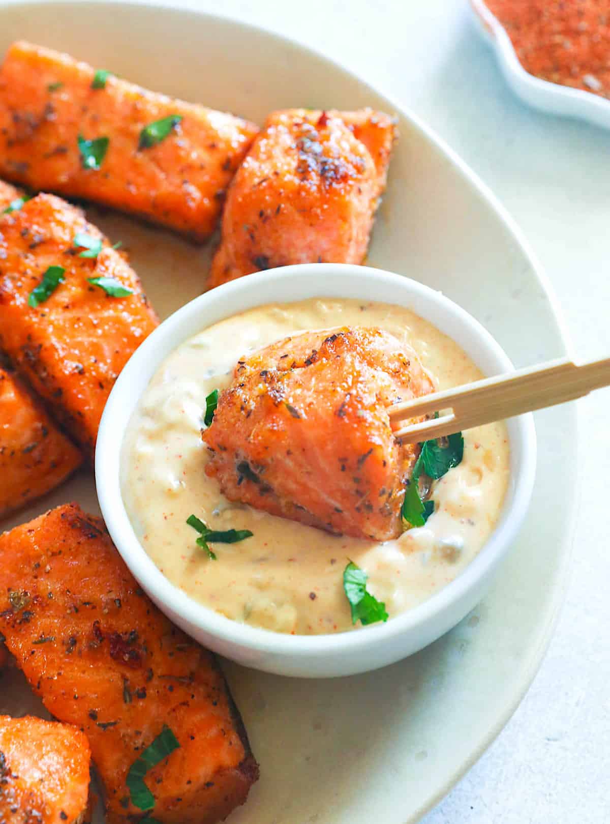 Tremper des bouchées de saumon chaud dans une sauce incroyable