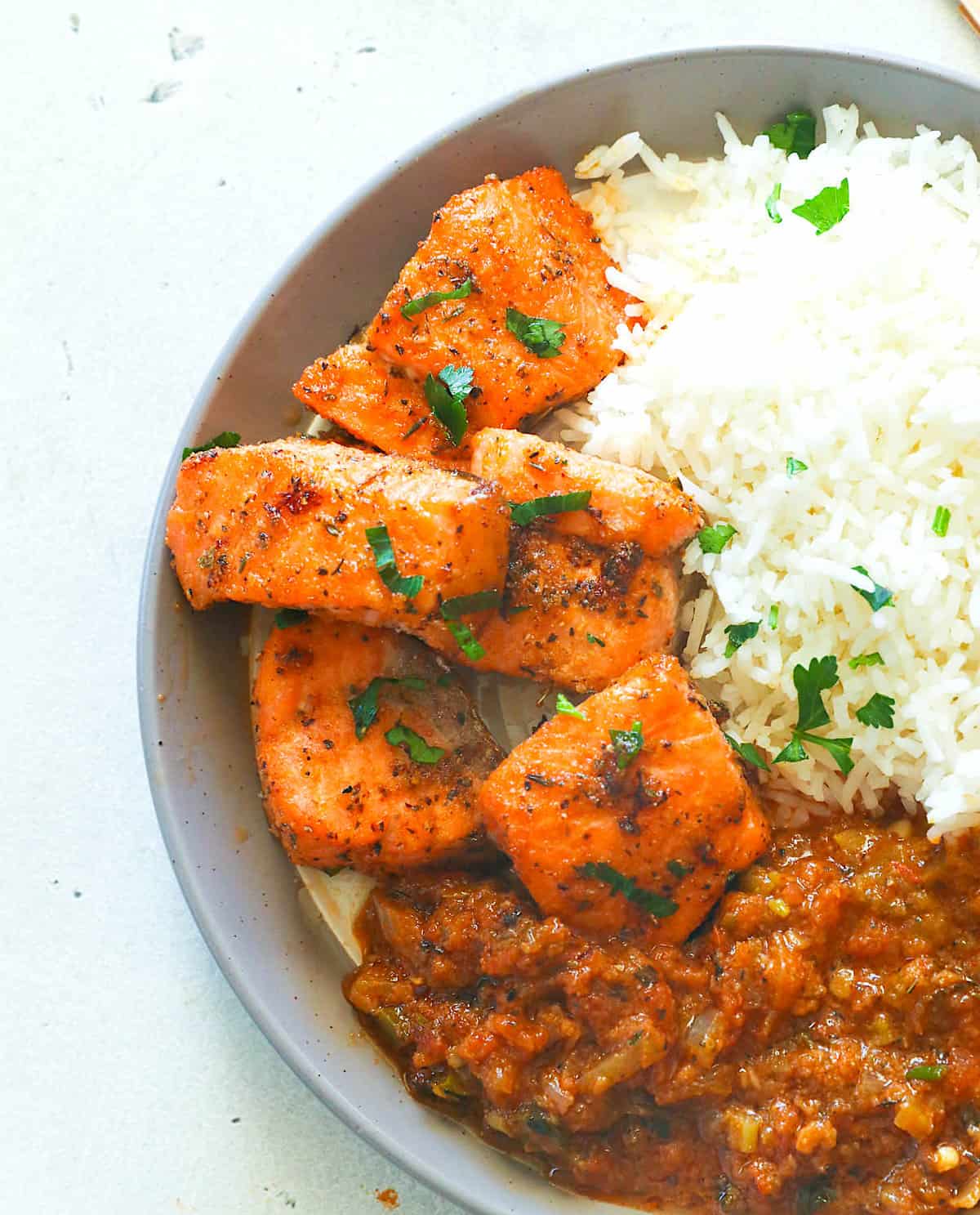 Bouchées de saumon avec riz à la noix de coco et sauce péri péri