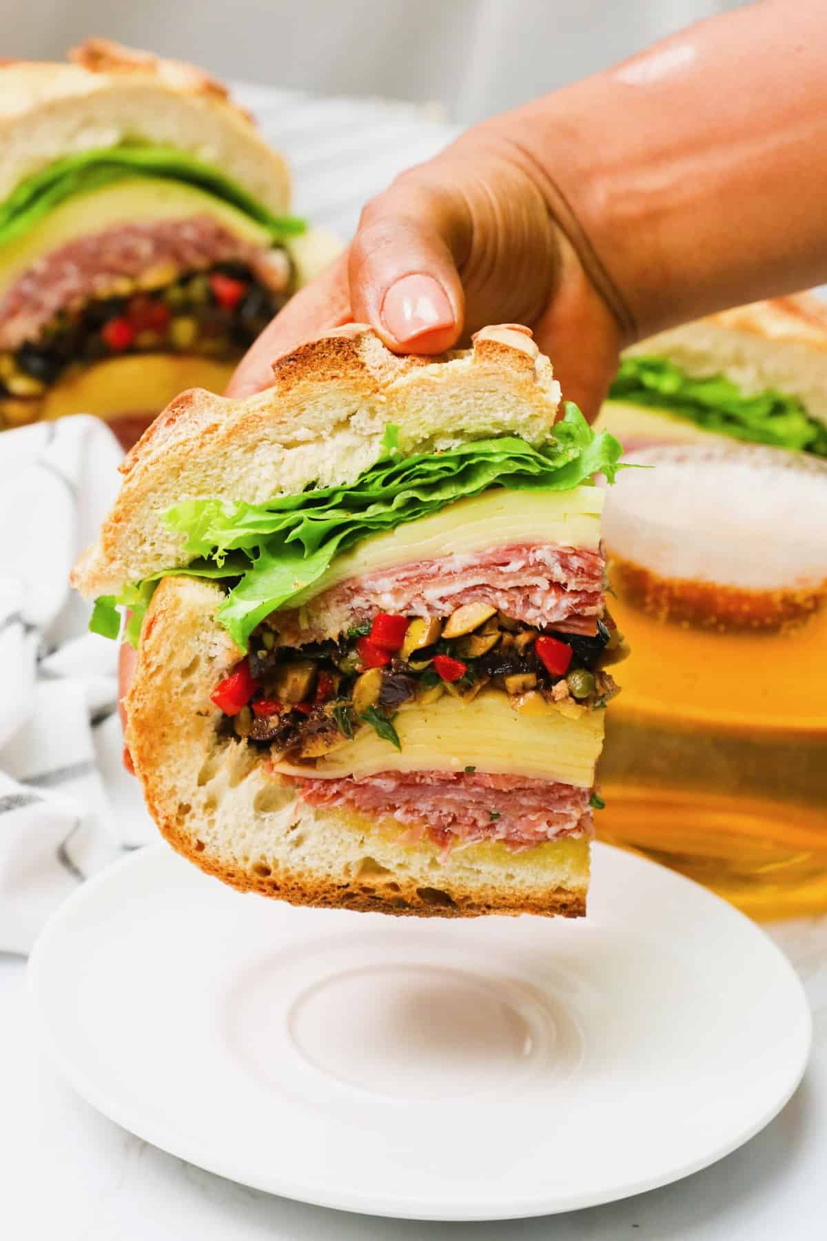 Creuser dans un sandwich muffuletta incroyablement délicieux