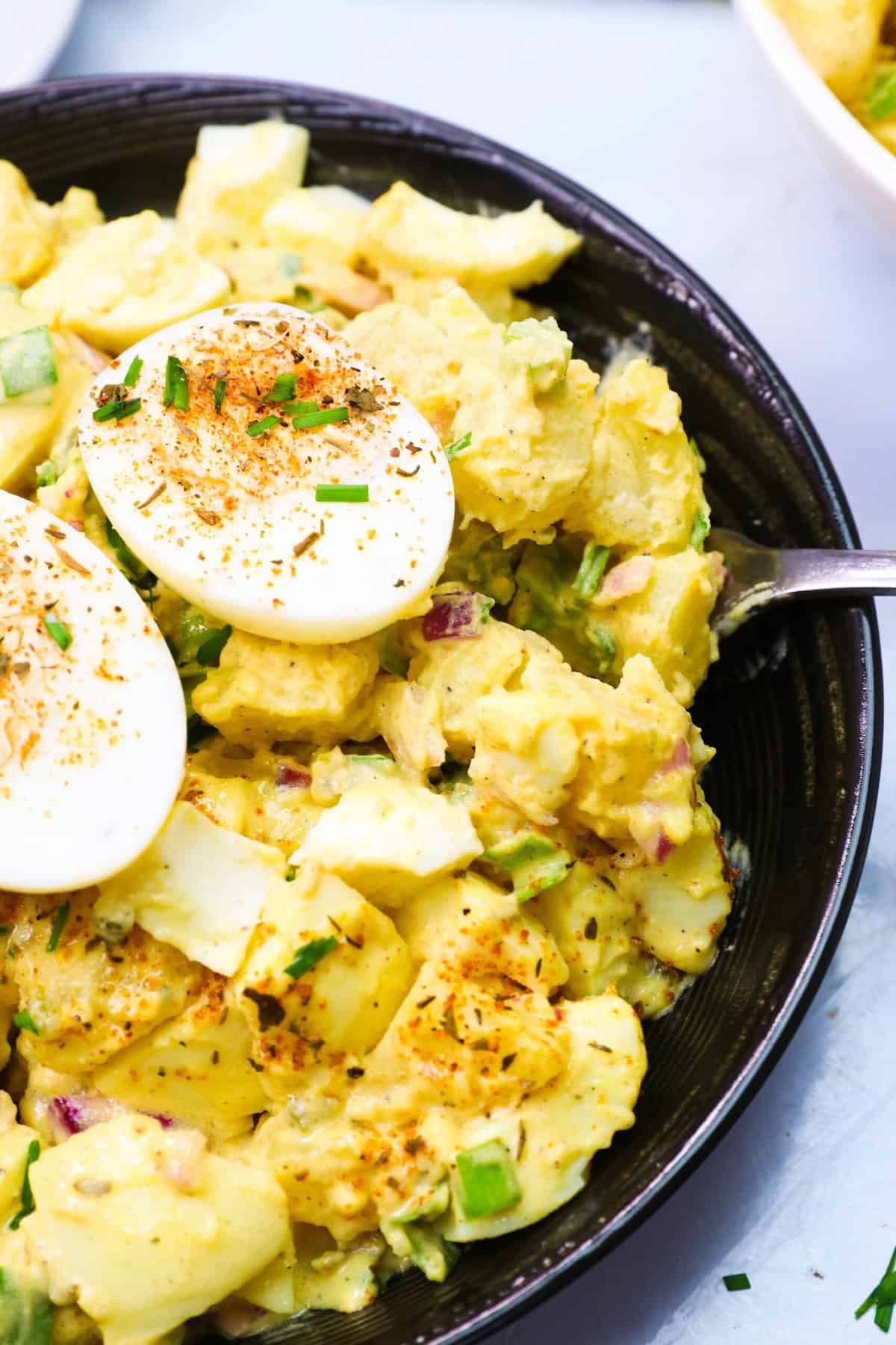 Déguster une fourchette de salade de pommes de terre aux œufs farcis incroyablement délicieuse