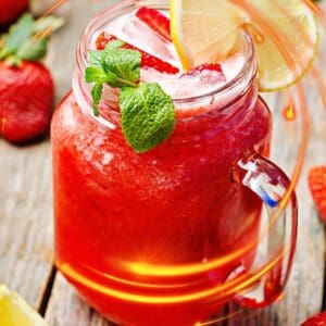 Delicious, Easy Strawberry Lemonade to Beat the Summer Heat!