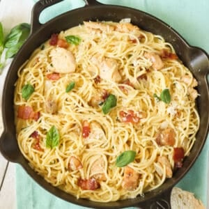 A skillet full of insanely delicious chicken carbonara.