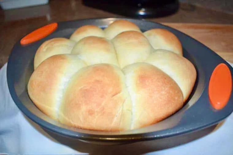 Freshly baked rolls sweetened with a little honey.