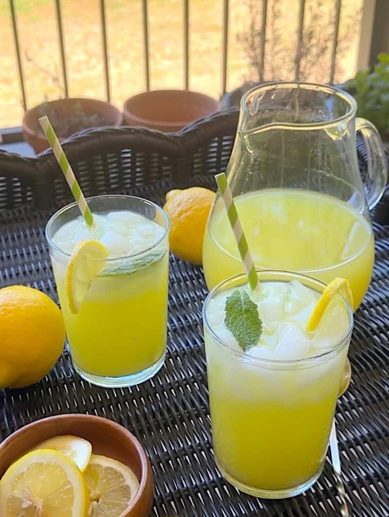 Combining fresh pineapple with ginger makes a wonderfully thirst-quenching juice.