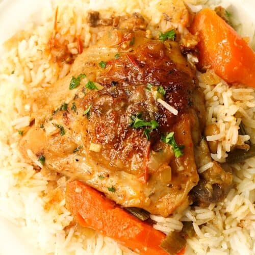 Enjoying economical chicken thighs braised in broth and wine, then served over white rice for an easy and healthy dinner.