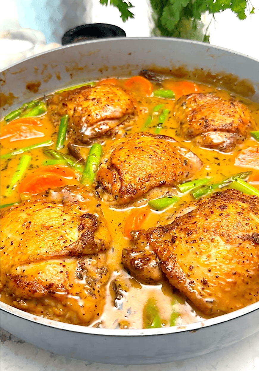 Serving up the one-pot wonder with chicken, a creamy gravy, and deliciously tender vegetables.